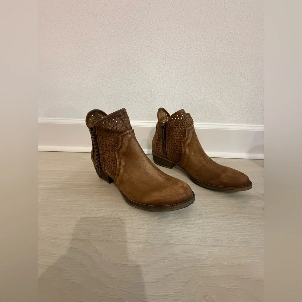 NWOT Circle G by Corral Laser Cut Leather Ankle Boot - Picture 6 of 12